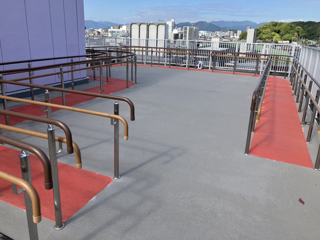 日本一の富士山を見ながら歩行訓練ができる『富士見スカイウォーク』。静岡市も見渡すことができる屋上回廊です。
一周約30mの平行棒の中を、ゆっくりと四季を感じながら歩くことができます。