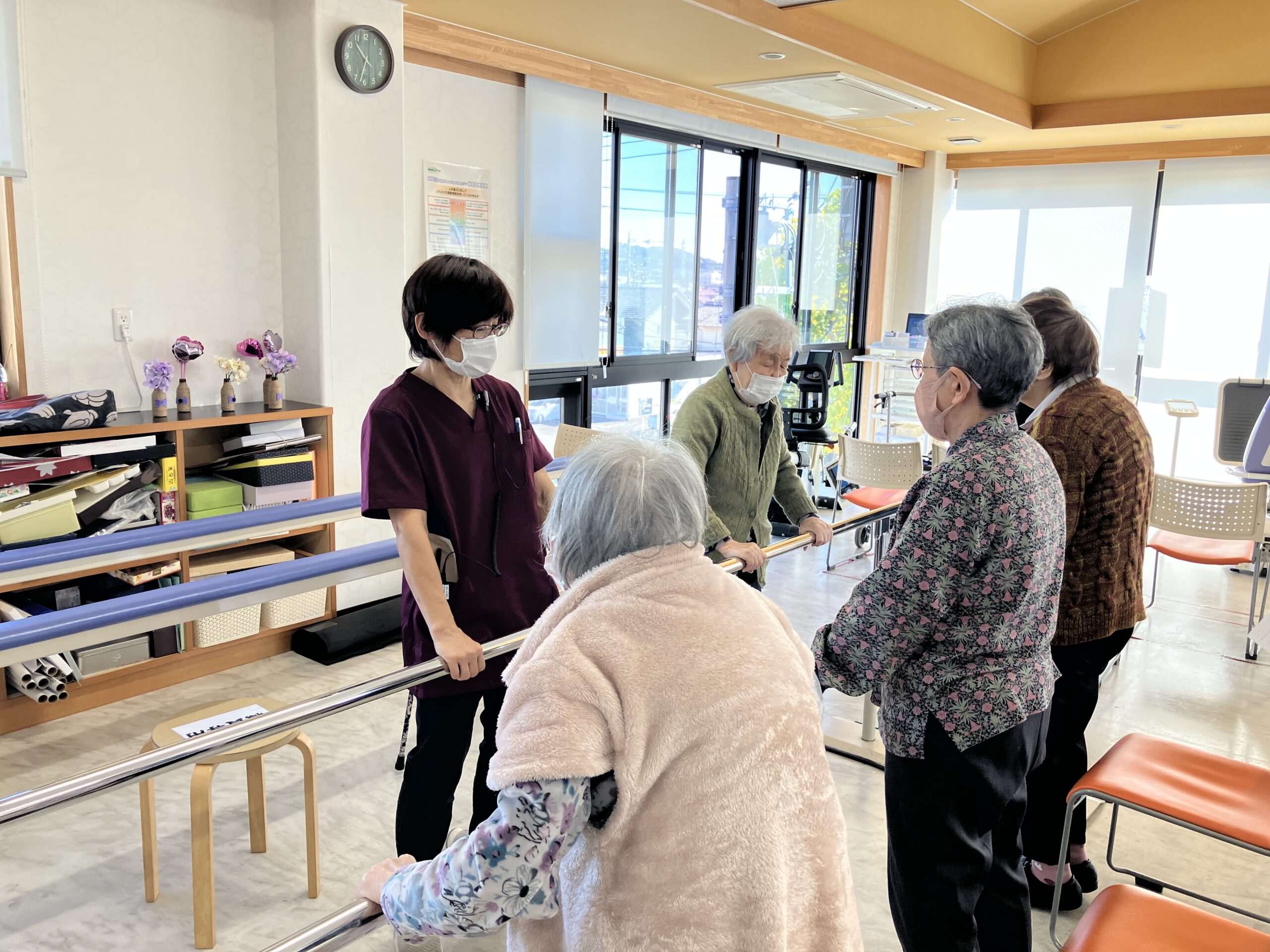 平行棒での集団体操　理学療法士　作業療法士