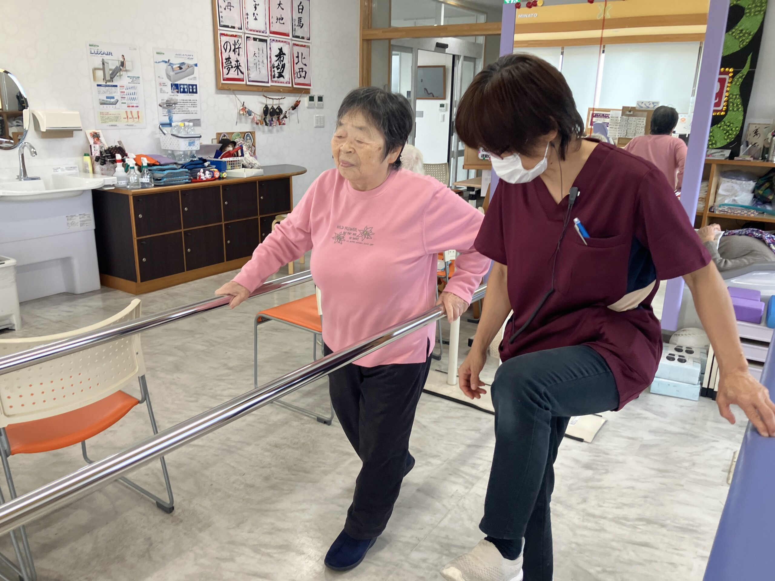 平行棒での個別訓練　理学療法士　作業療法士